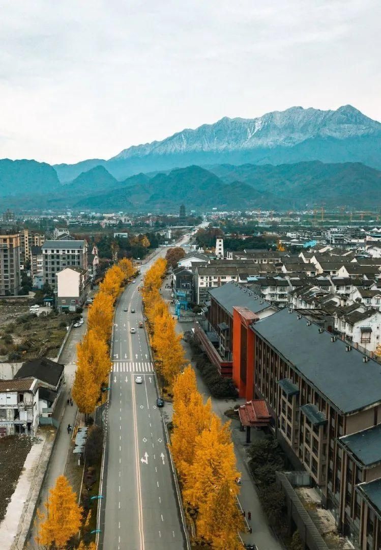 都江堰，住在雪山脚下的美好