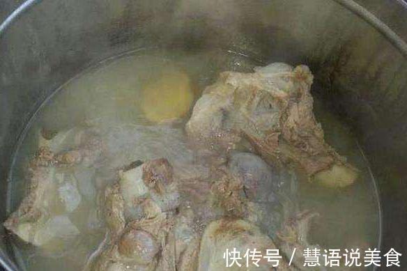 熬骨头汤时,要牢记这三个技巧,学会就再也不用下馆子了