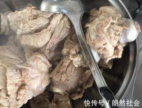 汤香浓奶|炖大骨汤时,牢记“1做2不放”,骨头汤香浓奶白味道香,无腥味