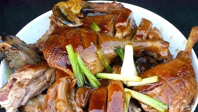 凑热闹|老妈生日,嫂子主动下厨,她上桌就板起了脸,你来凑热闹、评评理