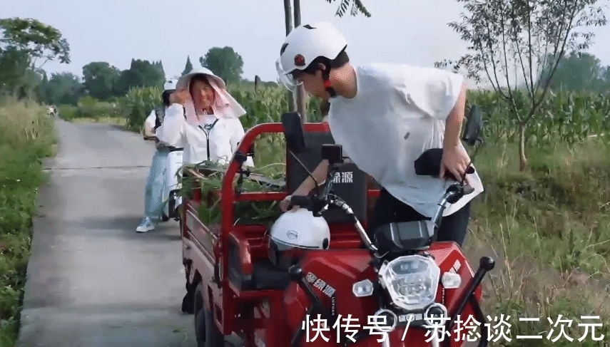 驾驶座|偶遇婆婆挑草,张艺兴彭昱畅的举动成焦点,人品是装不出的