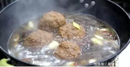  隔壁小孩闻着味来了，说有好吃的，是红烧狮子头太香了