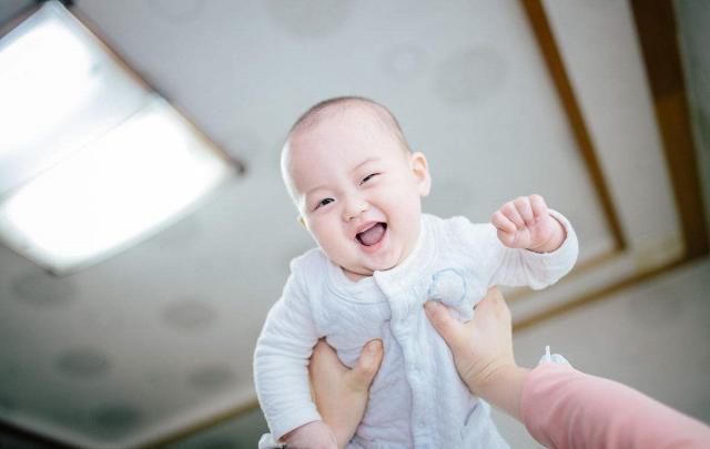 发育|宝宝几个月能翻身、会爬、走路、说话 赶紧对照下!