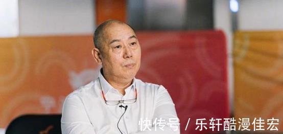 华谊千金王文也官宣当导演，坐监视镜前有风范，与前辈同台惹争议