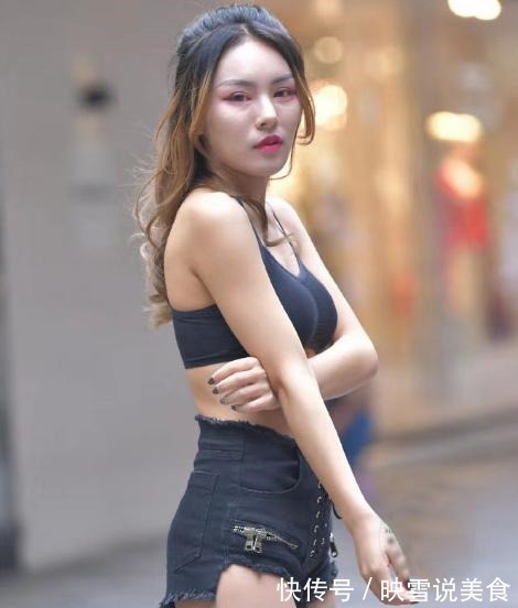 马靠鞍 气质穿搭,短打背心+牛仔短裤,尽显浓浓女人味,清新又俏皮可爱
