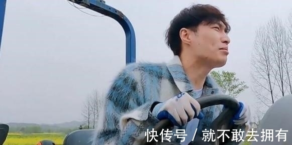 造型师|何炅在《拜托了》曝张艺兴料,称自带造型师来蘑菇屋,理由很搞笑