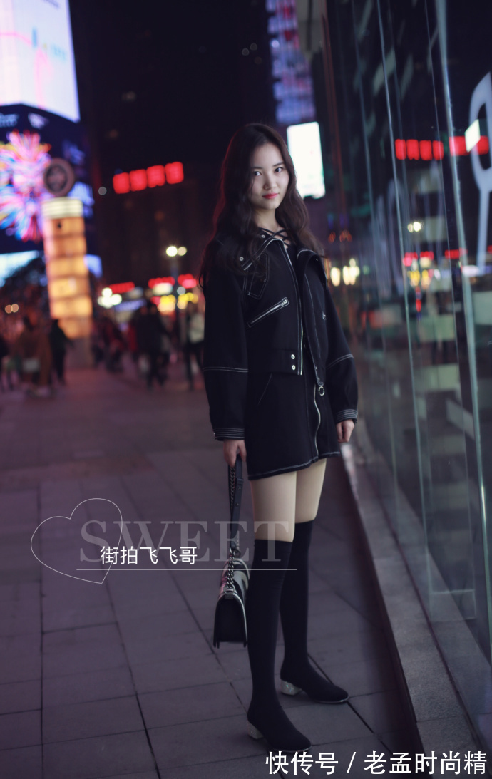 街拍,露肩装搭配格子裙,性感与魅力并存!