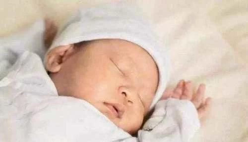 宝宝|一家三口睡觉照片曝光,爸妈熟睡宝宝坐一旁,宝宝这家长真难带