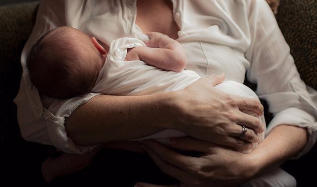 误区|宝宝出牙时,宝妈容易陷入的4个误区,提前学习让娃牙齿更健康