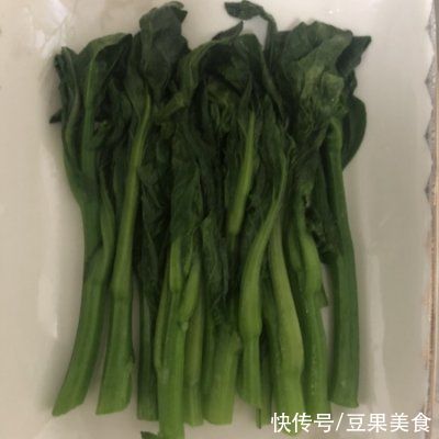 简单好吃的白灼菜心，秒变大厨