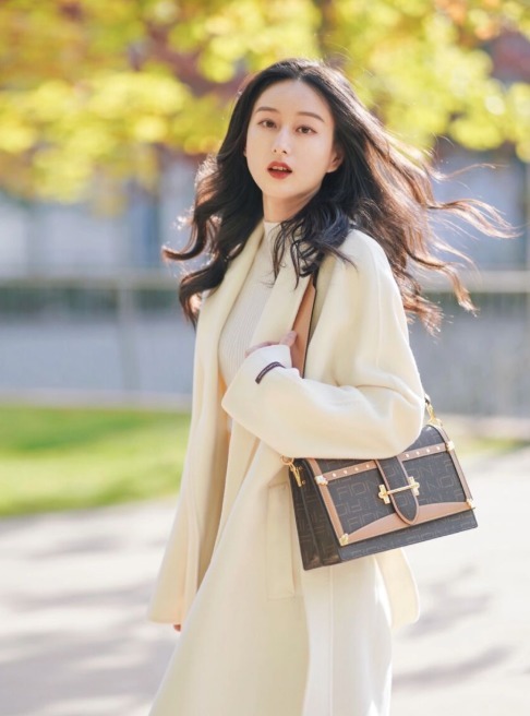 鹅黄色 天寒地冻,不妨试一试这几款大衣,时髦精们都爱穿,温暖又洋气!