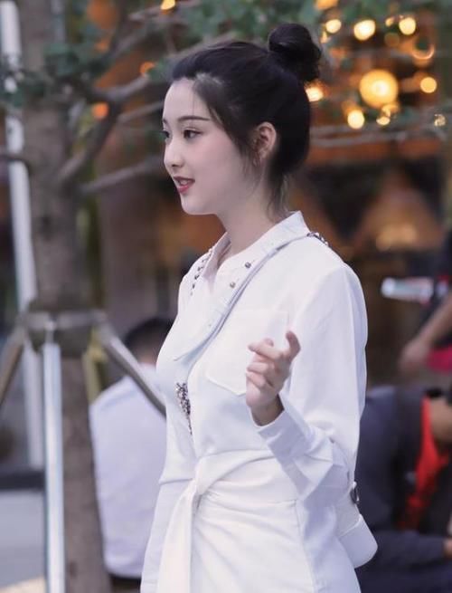 时尚穿搭|时尚穿搭的美女，一身绿色包臀裙，性感的同时让人把持不住