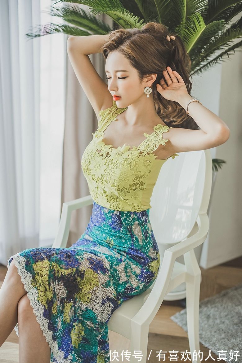 蕾丝|穿黄色蕾丝连衣裙的美女,脚上一双恨天高很是亮眼