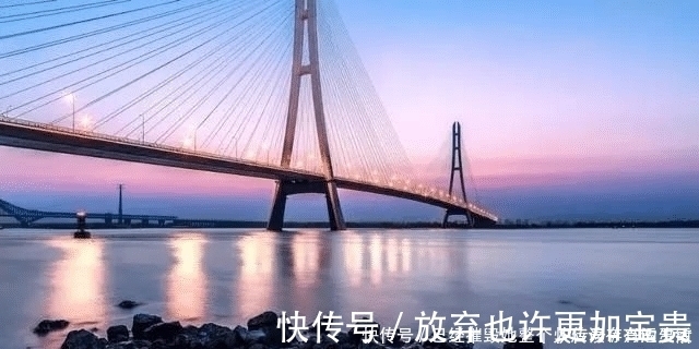 小鱼|长江该禁止钓鱼一男子长江“疯钓”野生白鱼，引网友怒怼
