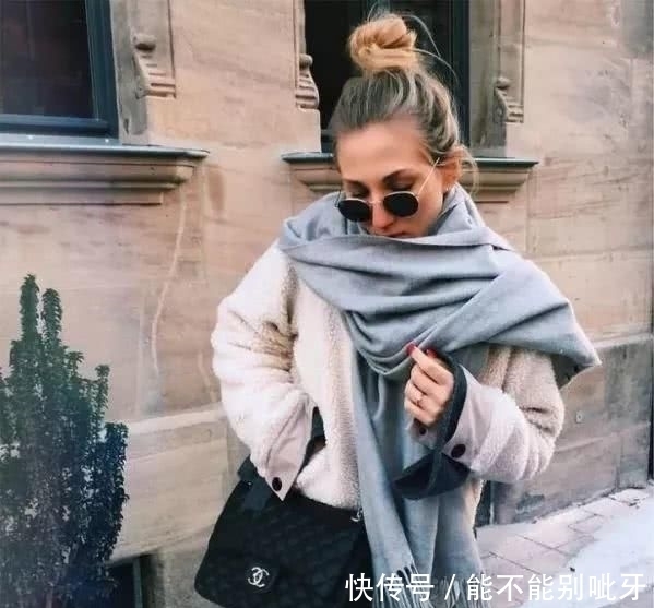 围巾搭配小心机，这个秋冬时髦和温暖全都有了