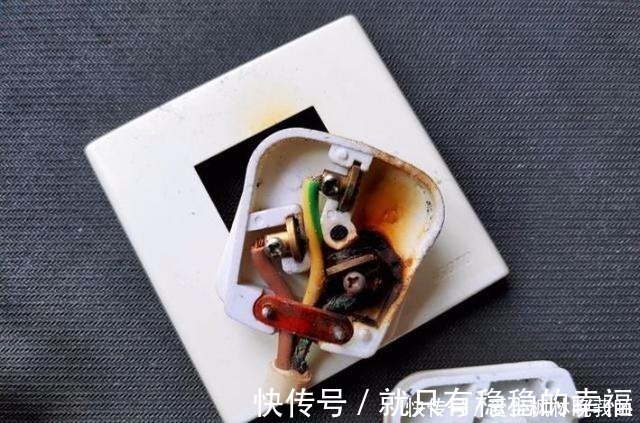插座|刚入住插座就烧成碳了，只因装修时多说一句话，业主恨死电工了！