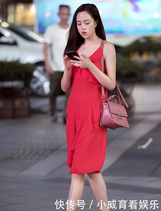 时髦的裙子,还是比较流行的裙子,更能展示出女孩纯洁清秀的气质