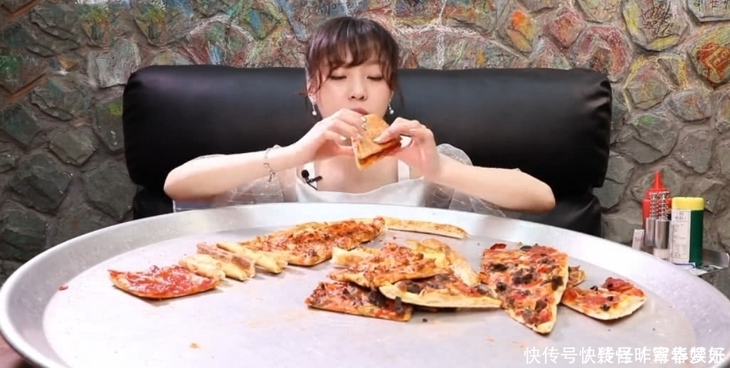 道理|大胃王吃中国“最大”披萨,知道厚度以后,网友:骗三岁小孩