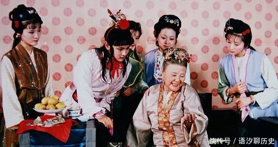 红楼梦荣国府过春节,贾母分别给众人发了多少压岁钱