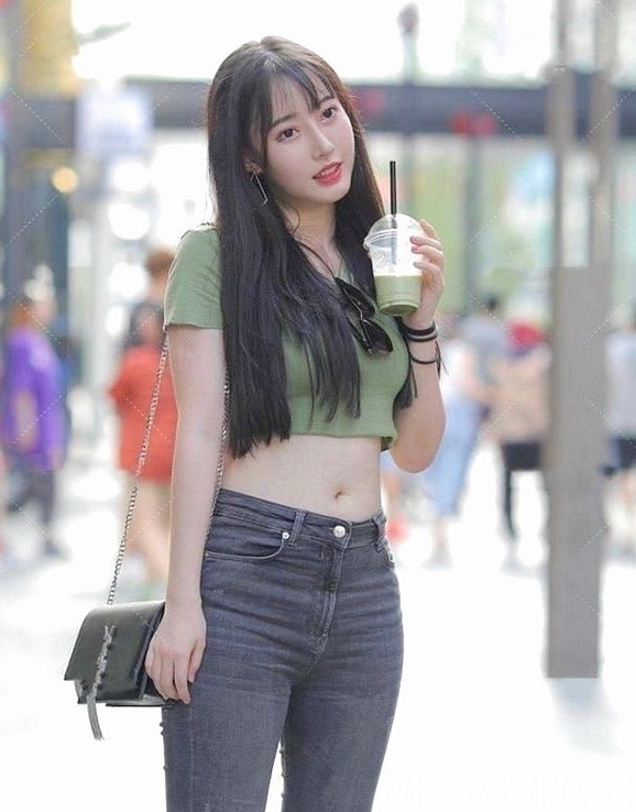 有心情 模特轻便时尚的绿色短T,看到她,谁还会有心情想要逛街?