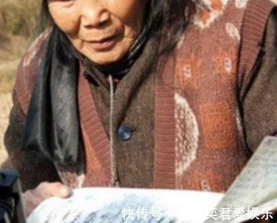 练字#8旬老妇坚持练字20年,自创一套字体,专家看后怒斥毫无艺术性