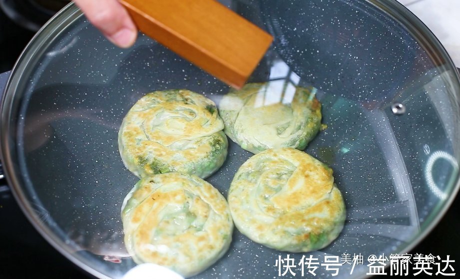 省时|韭菜馅饼学会这样做,不用发面省时省力又好吃,皮薄馅大凉了不硬