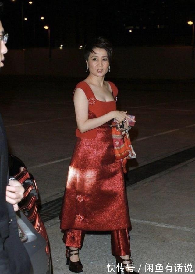 时髦|赌王四太越老越时髦,红裙叠穿红裤优雅高级,肩披皮草贵妇范十足