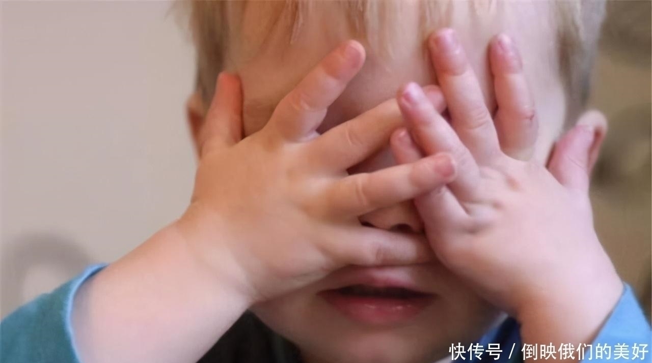 漂亮姐姐|“妈妈，那里有人”，宝妈带着孩子看电视，孩子突然指着空房间喊