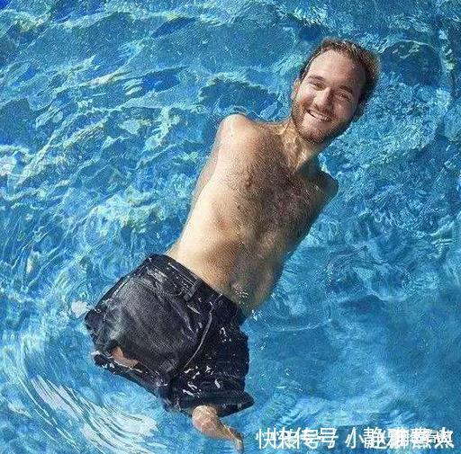 谢幕后|天生没手没脚，他却用“嘴巴”赢得世人的尊重，娶亚洲娇妻生四娃