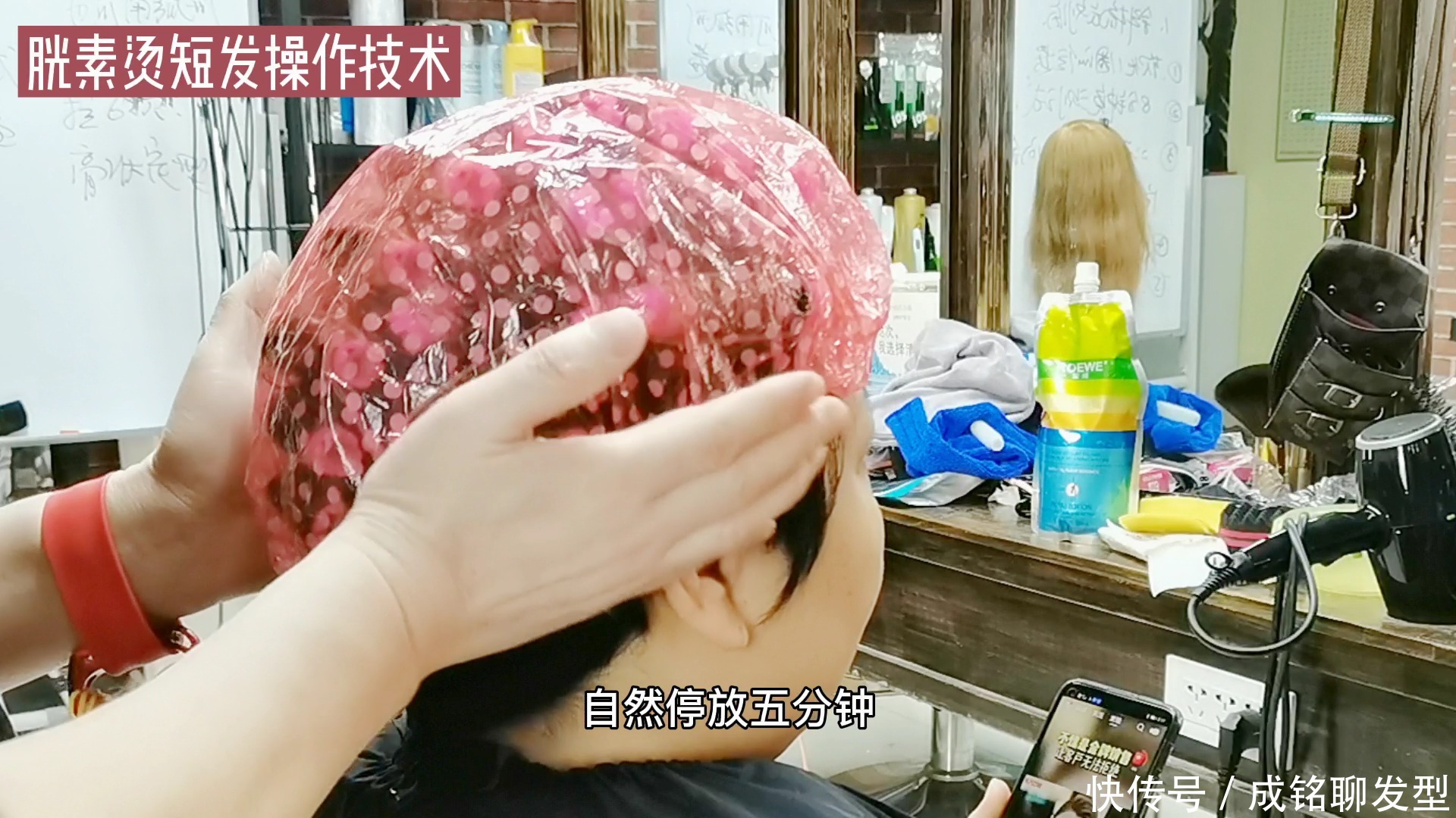 50岁脸大的女人别总烫小卷,用发根摩根烫纹理,干练减龄好打理