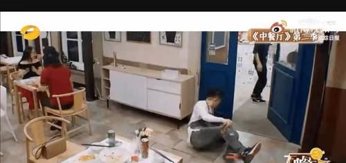 艺人|《中餐厅》安全隐患多,节目录制棚顶塌陷,艺人稍有不慎就会摔倒