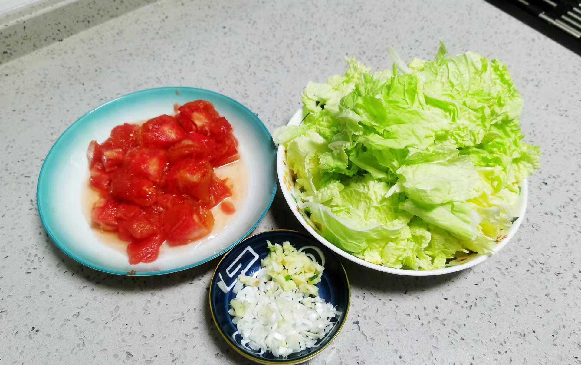 立冬后,西红柿和白菜结合,酸甜可口,省时又营养,不会吃可惜了