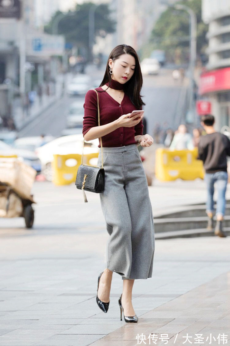 直筒牛仔裤|美女街拍:修身上衣搭配牛仔短裤,腿型又这么纤瘦标准,让多少人羡慕