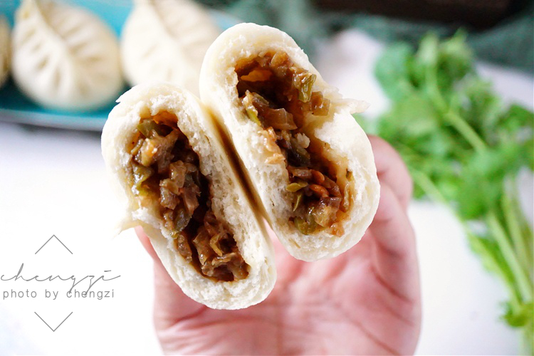 原来茄子馅包子如此好吃！鲜嫩多汁，好吃不油腻，给肉包子都不换