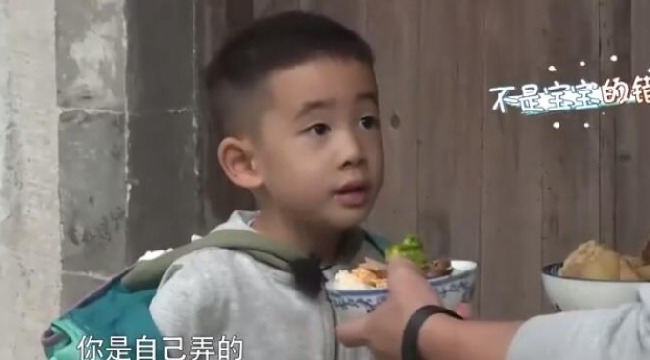 嗯哼看不惯陈小春吃饭坐姿,陈小春:我们穷人家,太子你回房吃吧