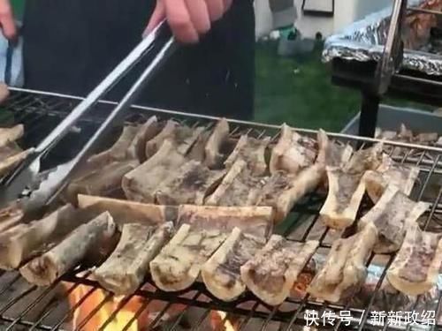 60岁大爷卖“天价烧烤”20元1根,每天能卖500根,行人看见抢着买