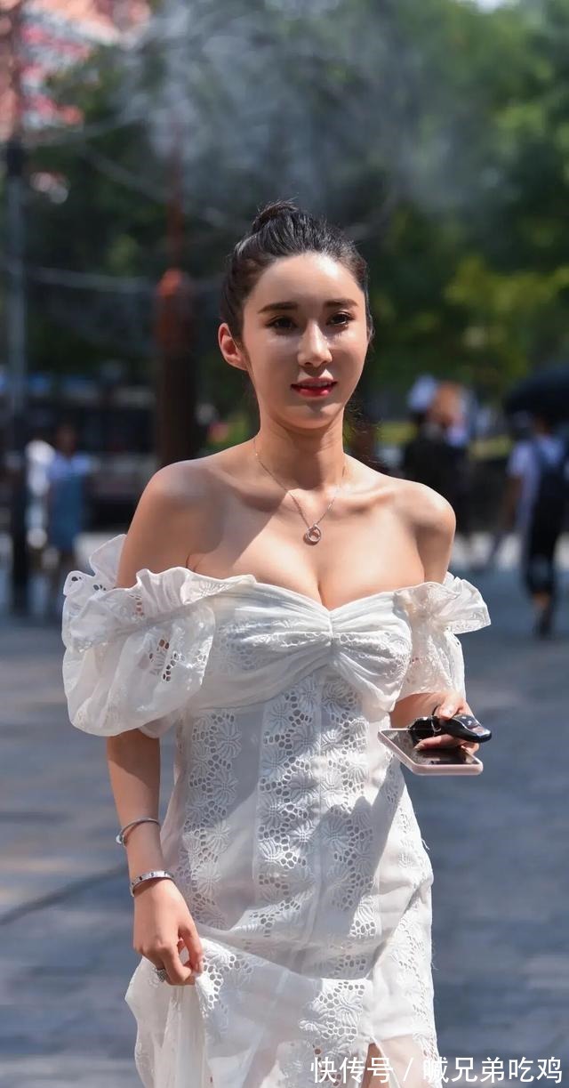 连衣裙 小姐姐真敢穿!一袭抹胸连衣裙高贵典雅,优雅大气又精致