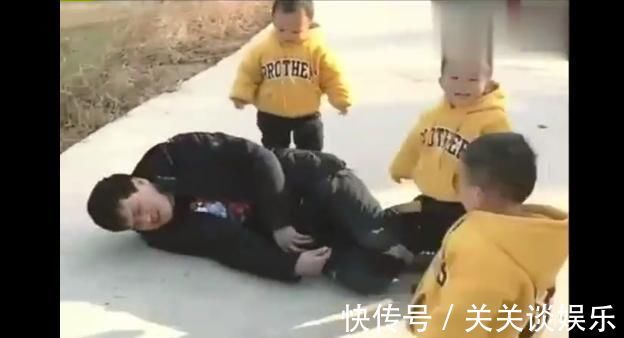 儿子|爸爸妈妈假装摔倒,3胞胎儿子的一个动作,爸爸心塞,妈妈笑了