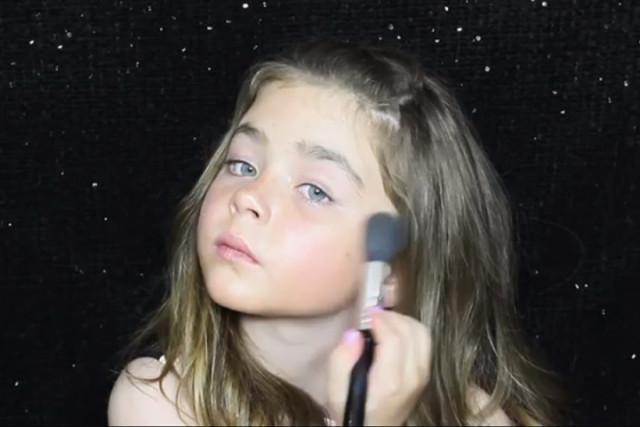 网红梦|小学生化妆火了,模仿妈妈上眼影,看到“成品”后被惊艳到