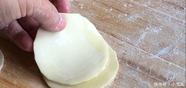 包韭菜饺子时,直接拌馅是大错特错多加1步,韭菜翠绿、不出水