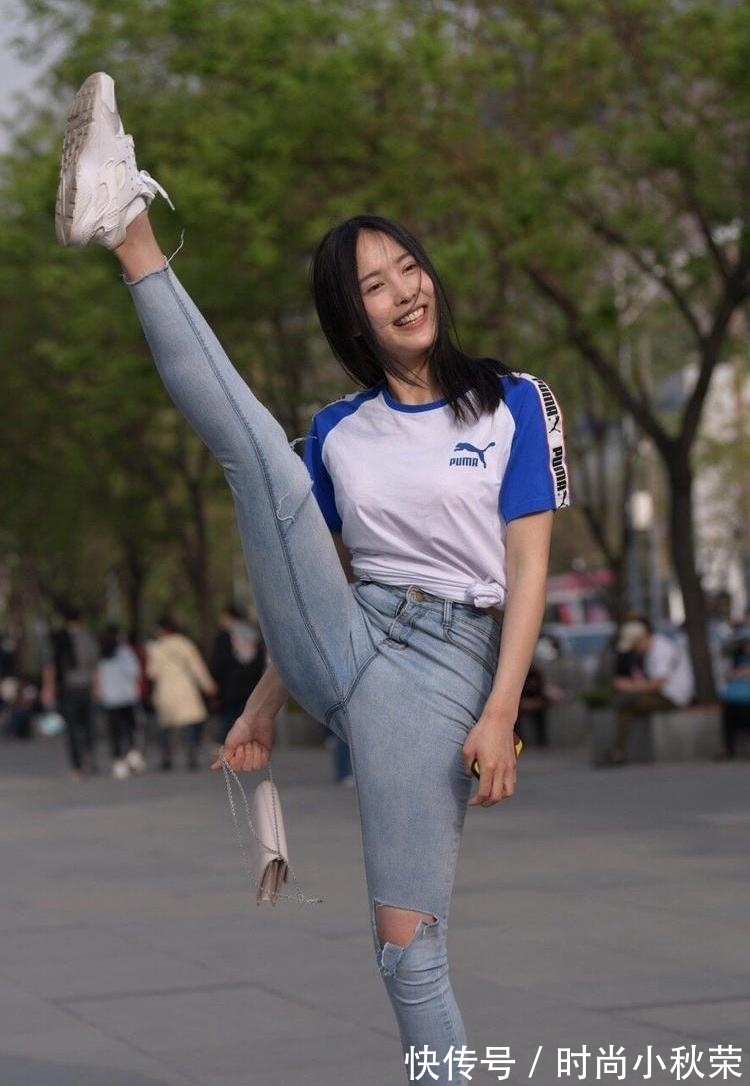 牛仔裤|街上展示一字马的牛仔裤少女,不怕男友回家揍你吗?