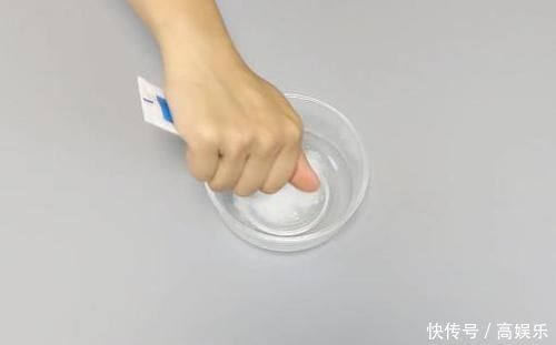 每次洗衣服时滴一滴它，不用搓就能干净如新，可惜知道的人不多