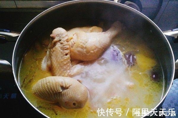 炖鸡时，放这2种调料等于白炖！很多人都不知道，难怪肉柴又腥气