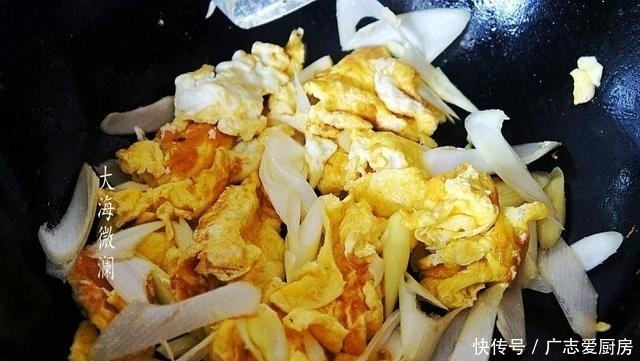 春天就馋吃这菜，炒鸡蛋比韭菜好吃，多加这一步嫩滑可口
