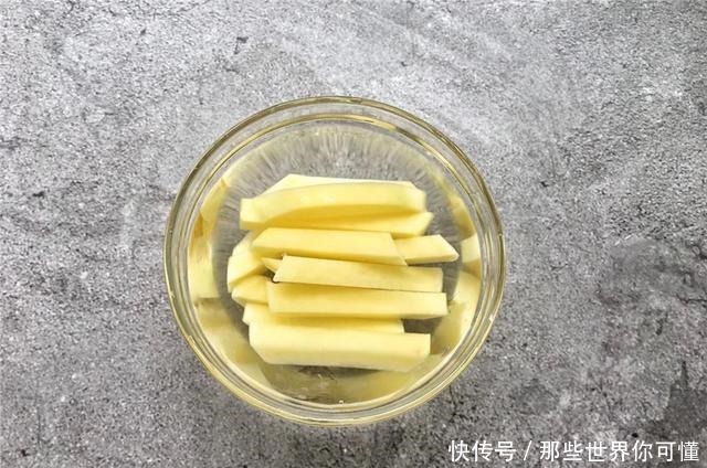 炸薯条,土豆直接炸大错特错,多做1步,薯条酥脆不发软,特好吃