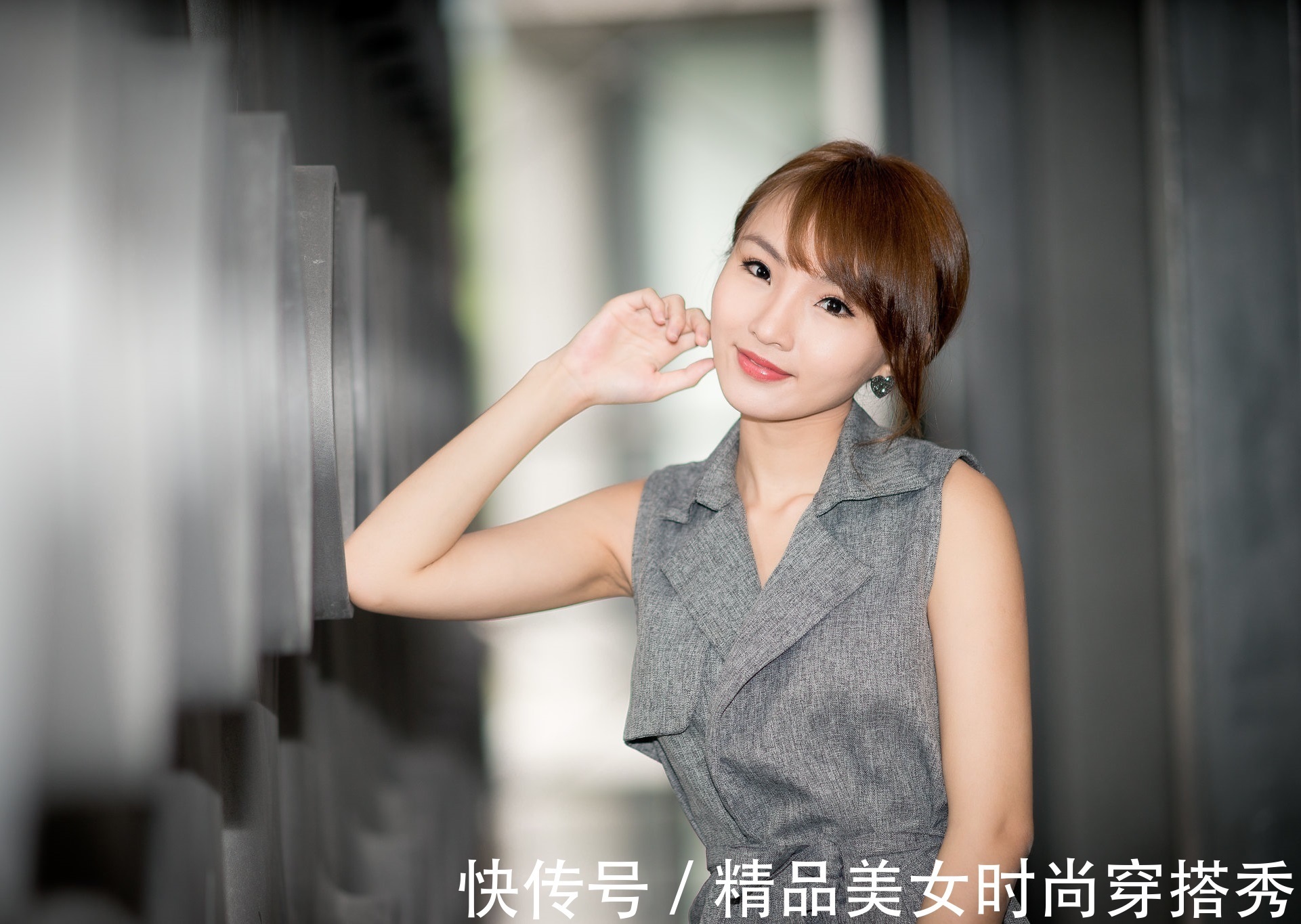 干练感 帅气的马甲干练感十足,下身搭配一件西装中裤,看起来清爽时尚