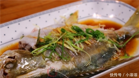 做清蒸鱼时,出锅淋酱油还是豉油?都不对,这才是正确做法