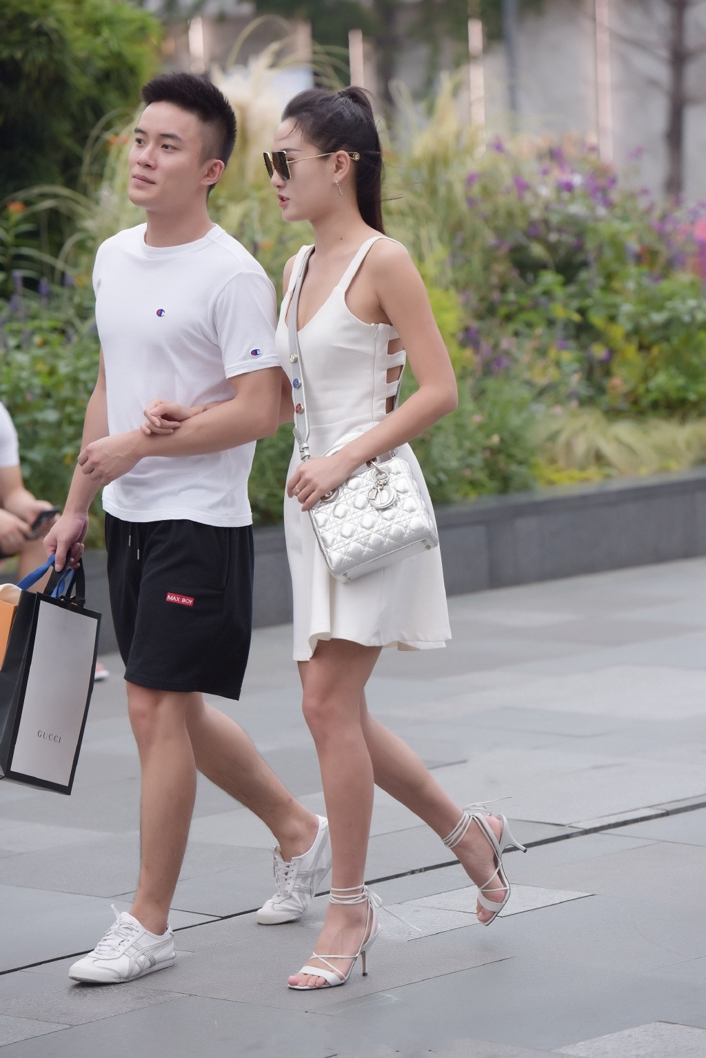 缠着男朋友让买新鞋, 脚上就剩“线条”了, 送收破烂都不要