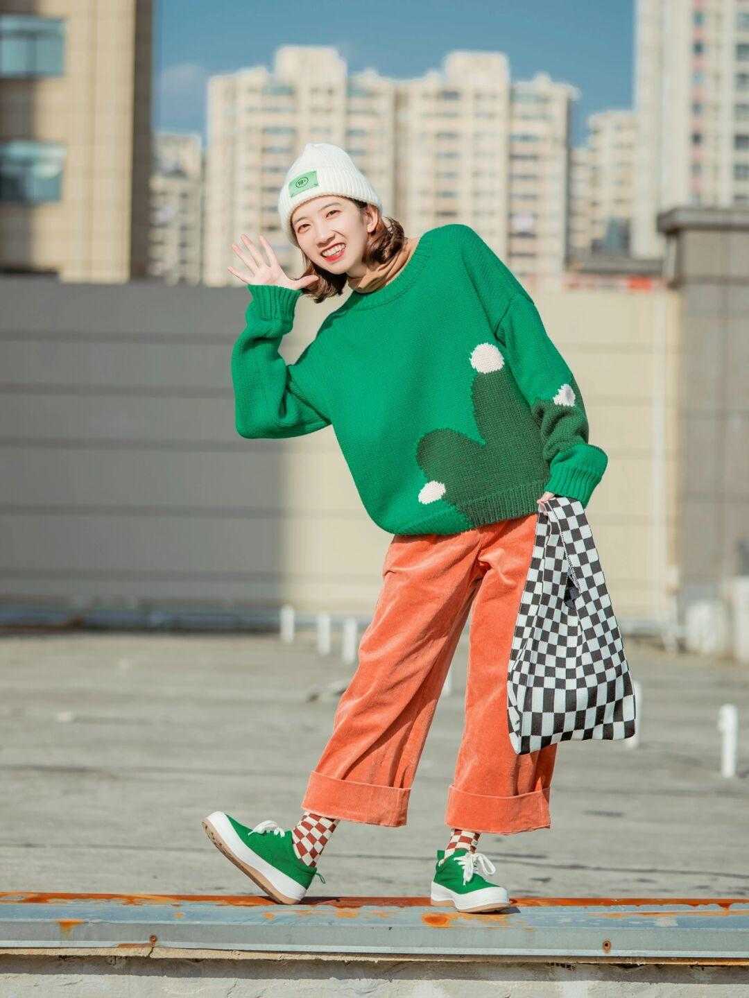 穿搭 冬季要拒绝“老气感”,快安排上这3条高级色裤装,洋气炸了