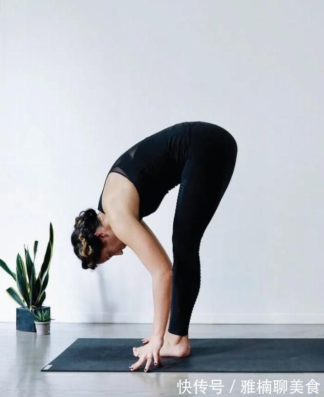 瑜伽|这套瘦小腹的瑜伽动作火了,每天睡前练一次,塑造完美马甲线